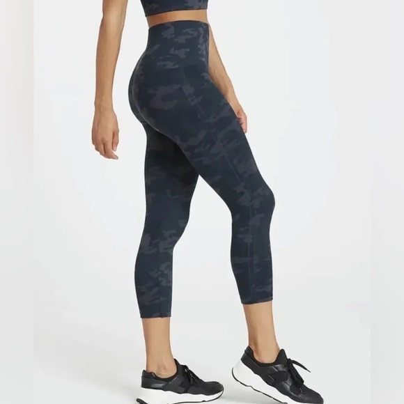 SPANX High Waist Black Camo Seamless Look At Me Now Leggings Size Medium - Picture 1 of 8